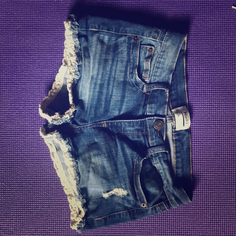 mid waisted jean shorts with small rip